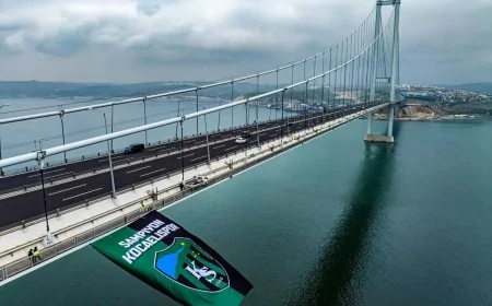 Osmangazi Köprüsü’ne dev şampiyon Kocaelispor bayrağı asıldı