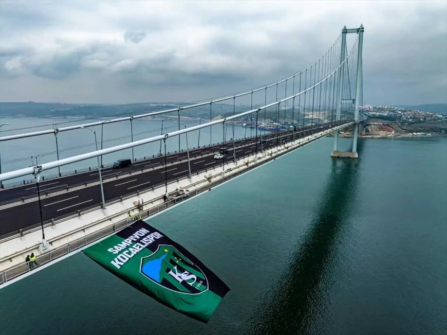 Osmangazi Köprüsü’ne dev şampiyon Kocaelispor bayrağı asıldı