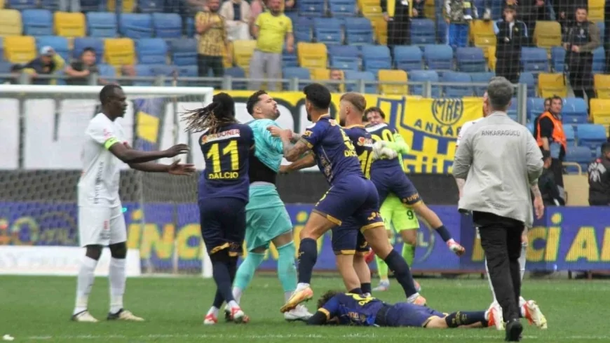 Ankaragücü Çorum FK Maçı Sonrası Gergin Anlar! Saha Karıştı