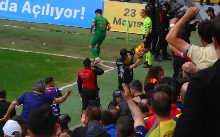 Ankaragücü-Amedspor Maçı Olaylı Başladı: Tribünlerde Gerginlik