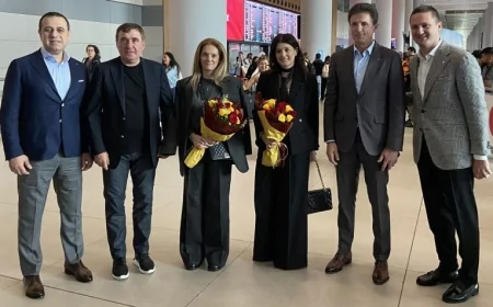 Galatasaray Efsaneleri Hagi ve Popescu, UEFA Kupası Zaferinin 25. Yılı İçin İstanbul'da