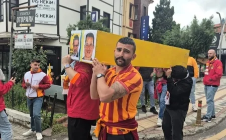 Galatasaray Taraftarlarından Dikkat Çeken Kutlama: Sarı-Lacivert Tabutla Yürüdüler