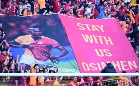 Galatasaray tribünlerinden Osimhen'e transfer çağrısı: Bizimle kal Osimhen
