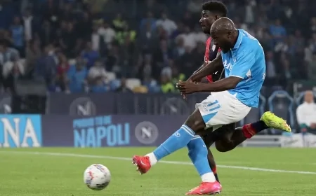 Napoli Şampiyonluk Coşkusunu Yaşıyor: Cagliari'yi 2-0 Mağlup Etti!