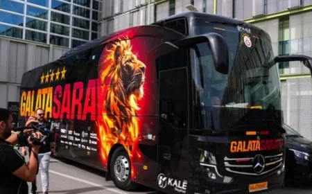 Galatasaray'ın Takım Otobüsüne İzmir'de Taşlı Saldırı