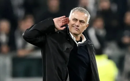 Jose Mourinho biletini kesti. Edin Dzeko son maçına çıkacak!