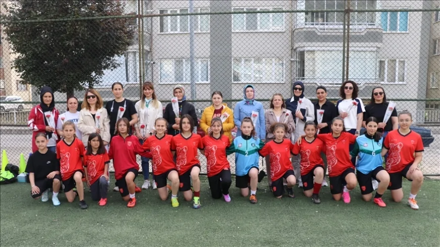 Amasis Kadın Futbol Takımı’ndan Anneler Günü Sürprizi
