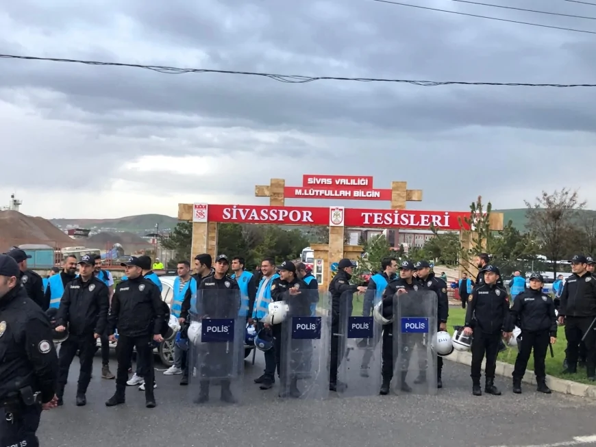 Sivasspor Taraftarından Tesis Önünde Sert Protesto!