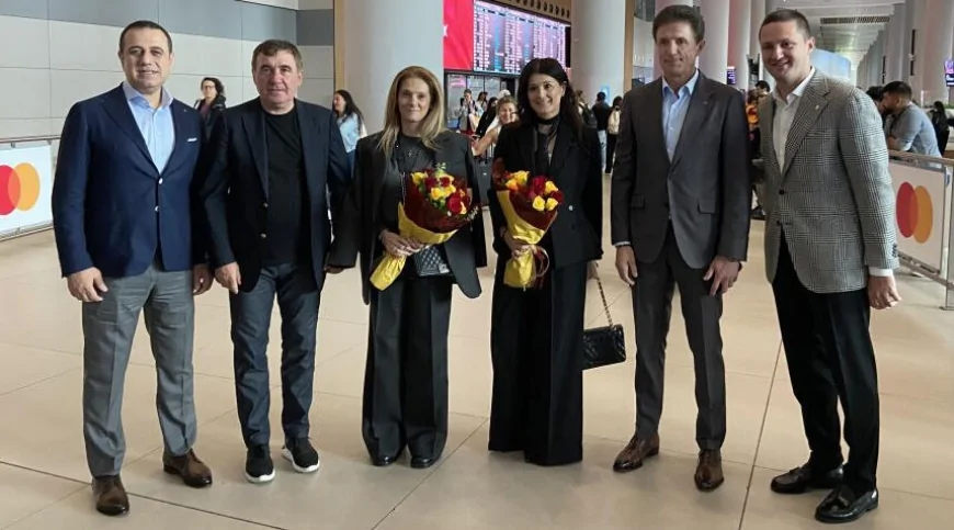 Galatasaray Efsaneleri Hagi ve Popescu, UEFA Kupası Zaferinin 25. Yılı İçin İstanbul'da