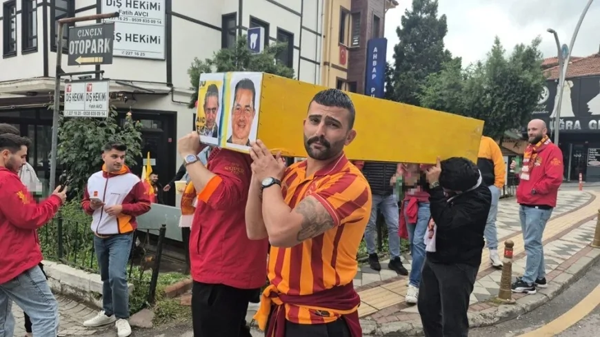 Galatasaray Taraftarlarından Dikkat Çeken Kutlama: Sarı-Lacivert Tabutla Yürüdüler