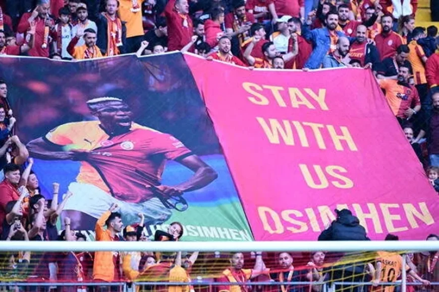 Galatasaray tribünlerinden Osimhen'e transfer çağrısı: Bizimle kal Osimhen