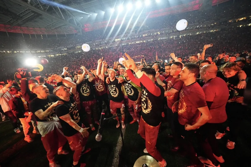 Galatasaray’dan Şampiyonluk Sonrası Olay Video! Okan Buruk, 2035’i Televizyondan İzledi