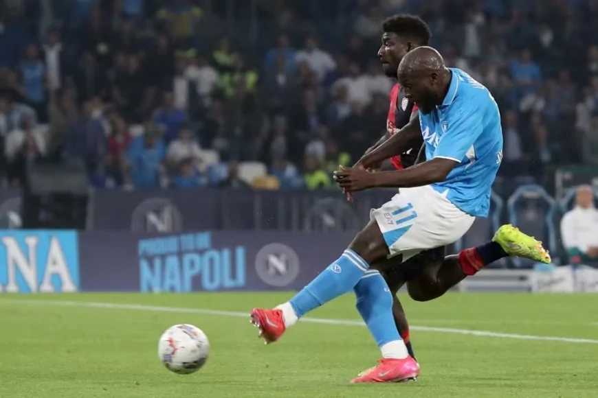 Napoli Şampiyonluk Coşkusunu Yaşıyor: Cagliari'yi 2-0 Mağlup Etti!