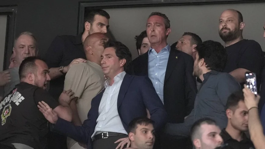 Beşiktaş-Fenerbahçe Derbisinde Gerginlik: Ali Koç Tribünde Zor Anlar Yaşadı