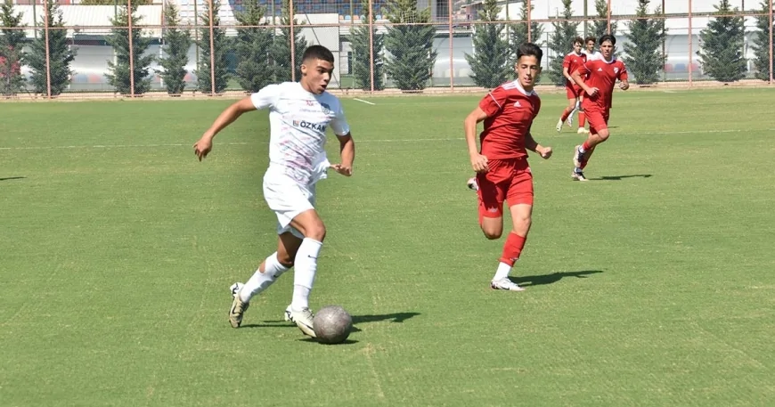 Galatasaray Trabzonspor'un anlaştığı futbolcuyu kadrosuna kattı