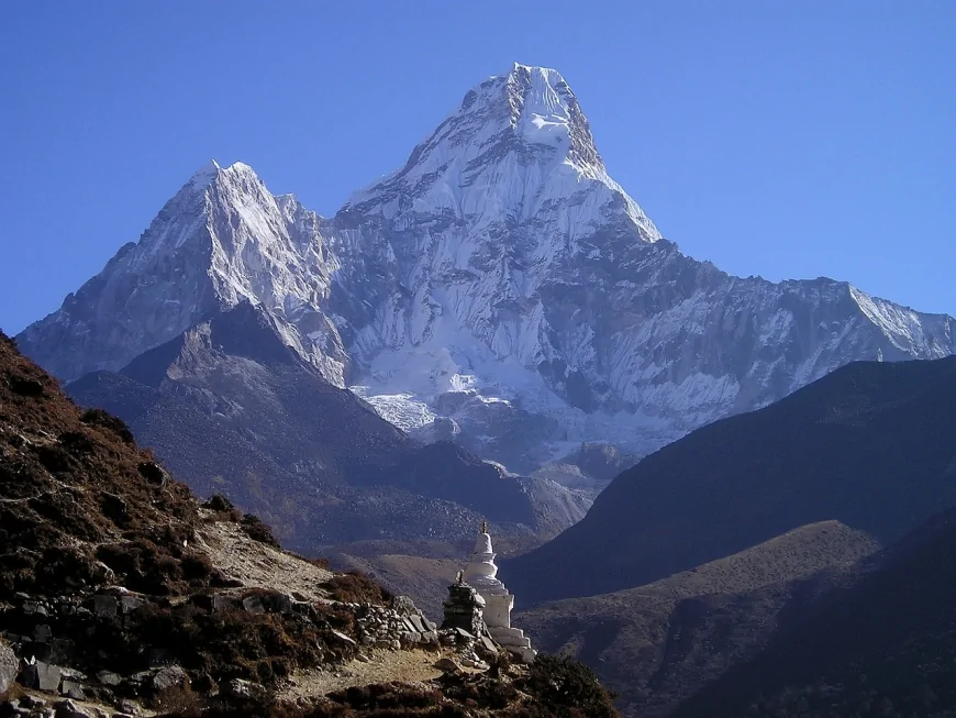 Everest Dağı'da 1000'e Yakın Dağcı Mahsur Kaldı
