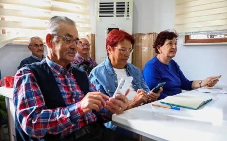 60 Yaş ve Üstü Bireylere Antalyada Akıllı Telefon Kullanım Eğitimi Sunuluyor