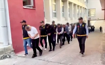 Nitelikli dolandırıcılık şebekelerine yönelik 23 ildeki operasyonlarda yakalanan 64 zanlıdan 25'i tutuklandı