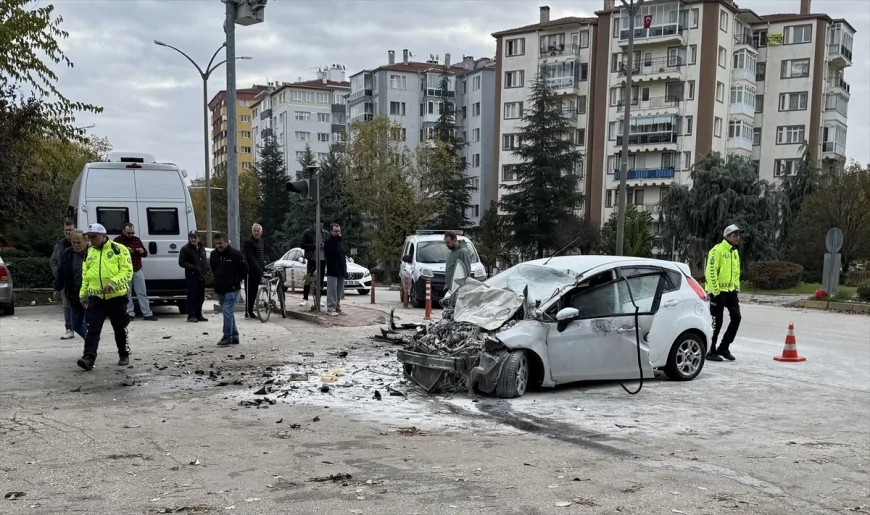 Eskişehirde kamyonla çarpışan araçtaki sürücü hayatını kaybetti
