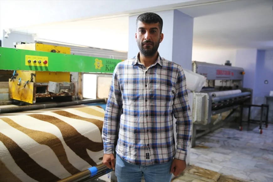 Adanada bir temizlikçi, halı içinde keşfettiği altınları gerçek sahibine geri verdi
