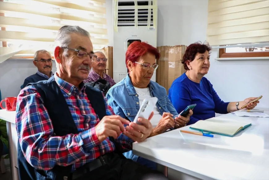 60 Yaş ve Üstü Bireylere Antalyada Akıllı Telefon Kullanım Eğitimi Sunuluyor