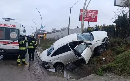 Tekirdağ'da Trafik Kazası! Otomobil Direğe Çarptı, 3 Kişi Yaralandı