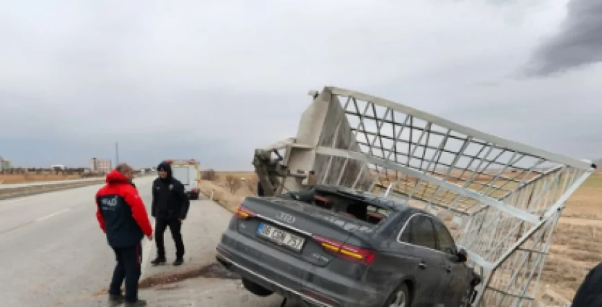 Karaman Kazımkarabekir'de Şiddetli Rüzgar Kazalara Yol Açtı: Araçlar Devrildi