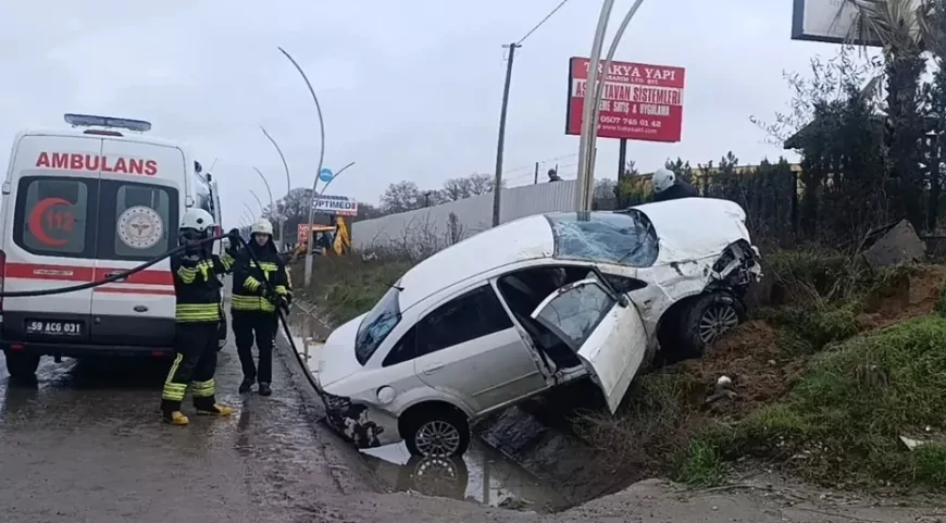 Tekirdağ'da Trafik Kazası! Otomobil Direğe Çarptı, 3 Kişi Yaralandı