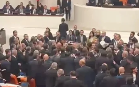 SON DAKİKA! TBMM’de Yemin Töreni Gerginliği: Meclis'te Milletvekilleri Arasında Arbede Çıktı
