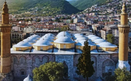 Bursa Ulu Cami’de Ramazan Hazırlığı: İlk Mahya "Kul Hakkından Sakın" Oldu