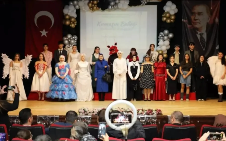 Sakarya'da Lise Öğrencilerinden "Sıfır Atık" Defilesi: Atık Malzemeler Modaya Dönüştü