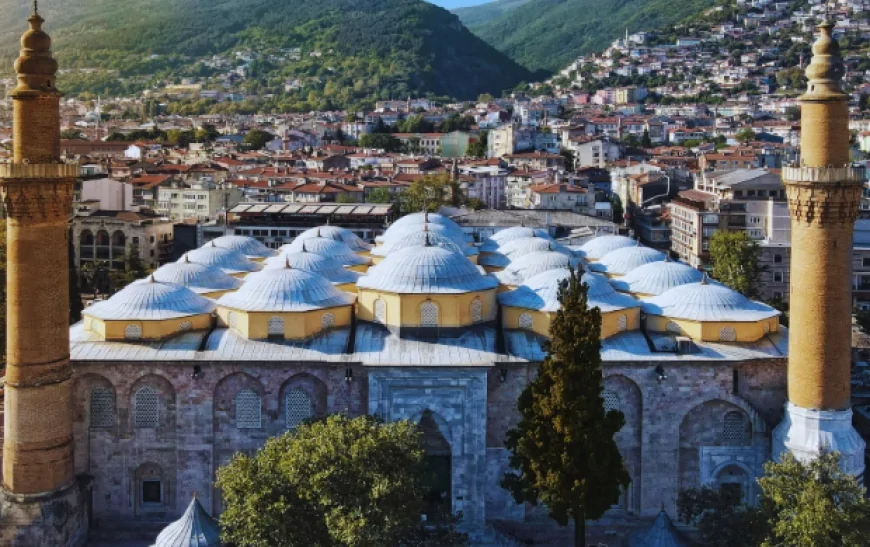 Bursa Ulu Cami’de Ramazan Hazırlığı: İlk Mahya "Kul Hakkından Sakın" Oldu