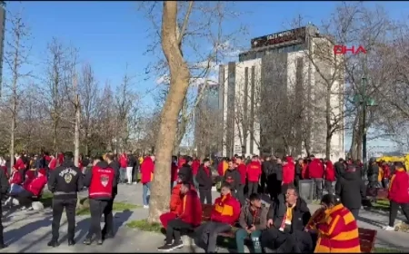 Dolmabahçe'de Derbi Ateşi Yandı! Galatasaray Taraftarı Tüpraş Stadı'na Böyle İndi