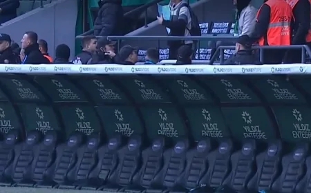 Kocaelispor - Konyaspor Maçında Selçuk İnan Kırmızı Kart Gördü, Yedek Kulübesi Sahayı Terk Etti