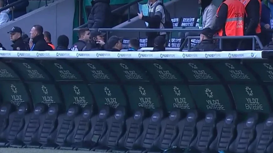 Kocaelispor - Konyaspor Maçında Selçuk İnan Kırmızı Kart Gördü, Yedek Kulübesi Sahayı Terk Etti
