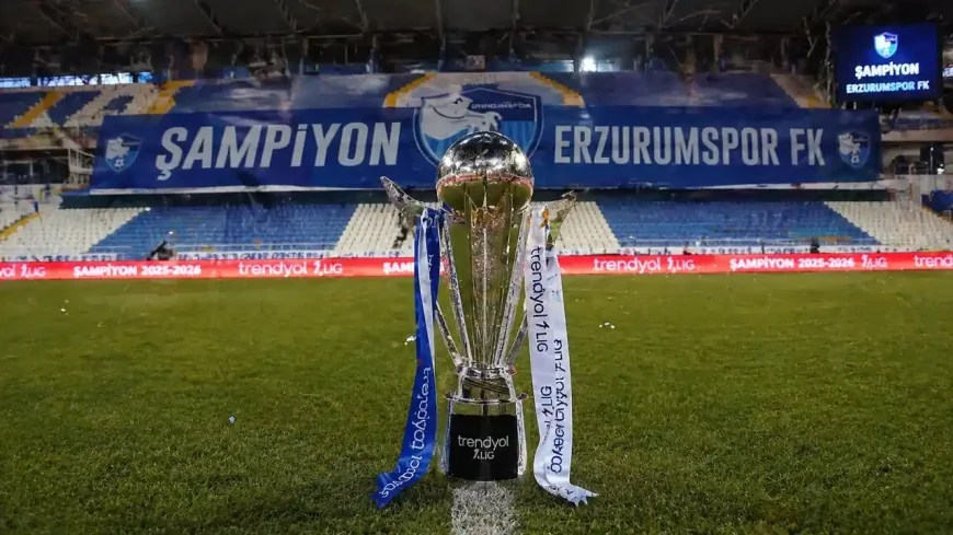 Erzurumspor FK şampiyonluk kupasını kaldırdı