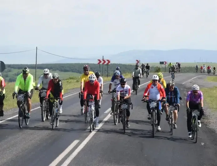 Ardahan'da Bisiklet Festivali'nde bin kişi pedal çevirdi